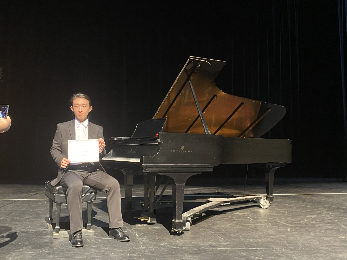 Xinye performing piano